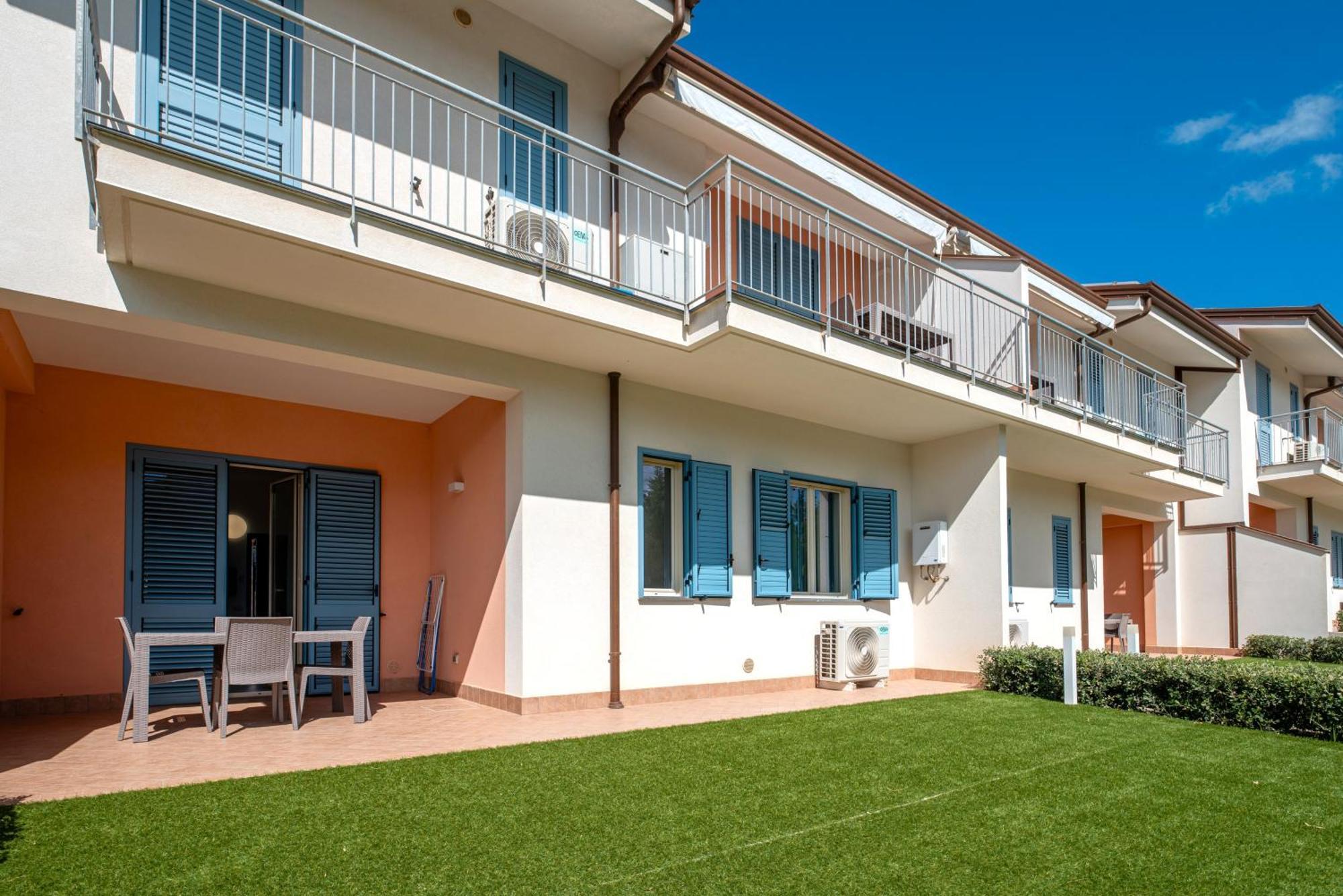Icaro Residence Apartments With A Beautiful Pool SantʼAgata di Militello Exterior foto