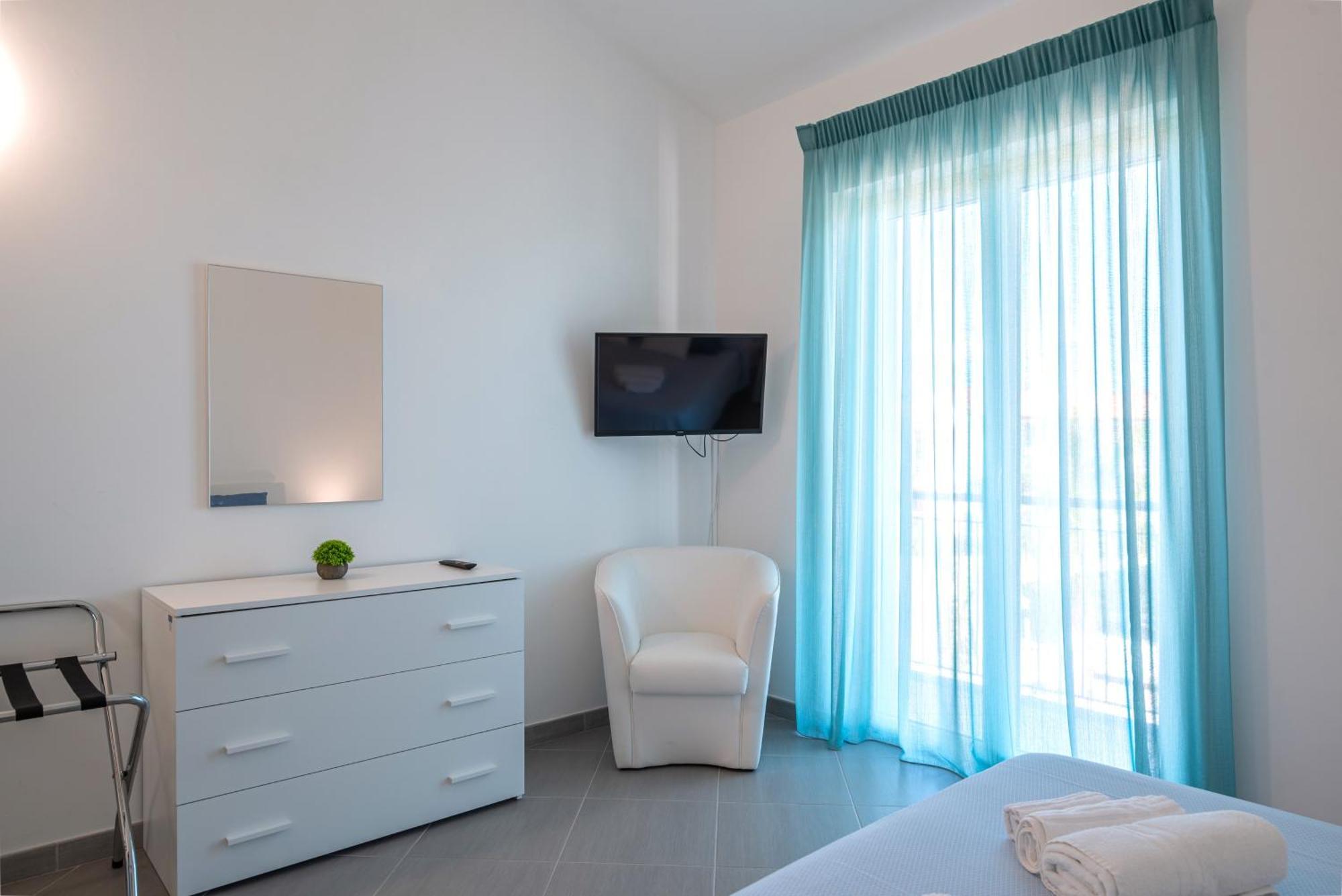 Icaro Residence Apartments With A Beautiful Pool SantʼAgata di Militello Exterior foto