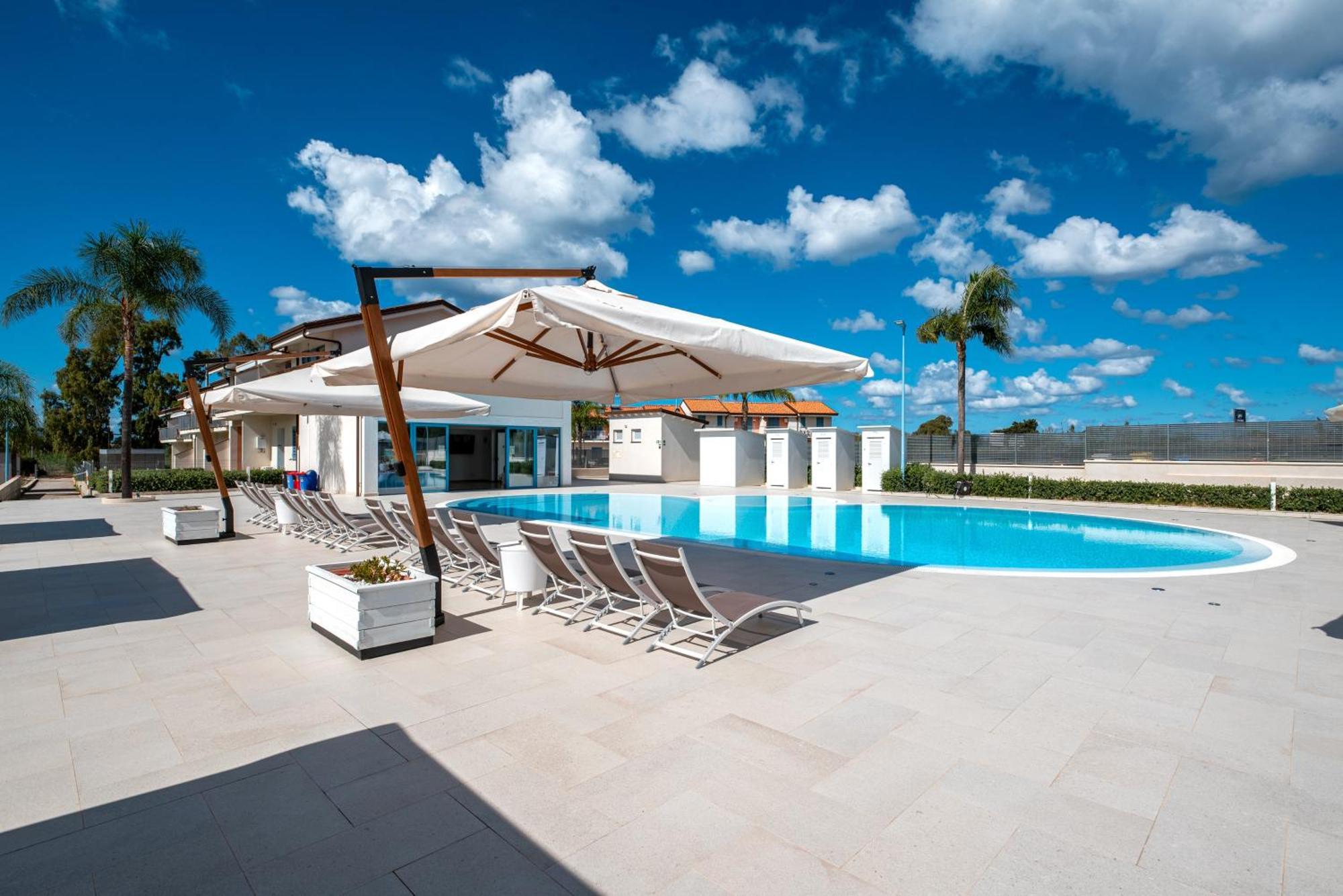 Icaro Residence Apartments With A Beautiful Pool SantʼAgata di Militello Exterior foto