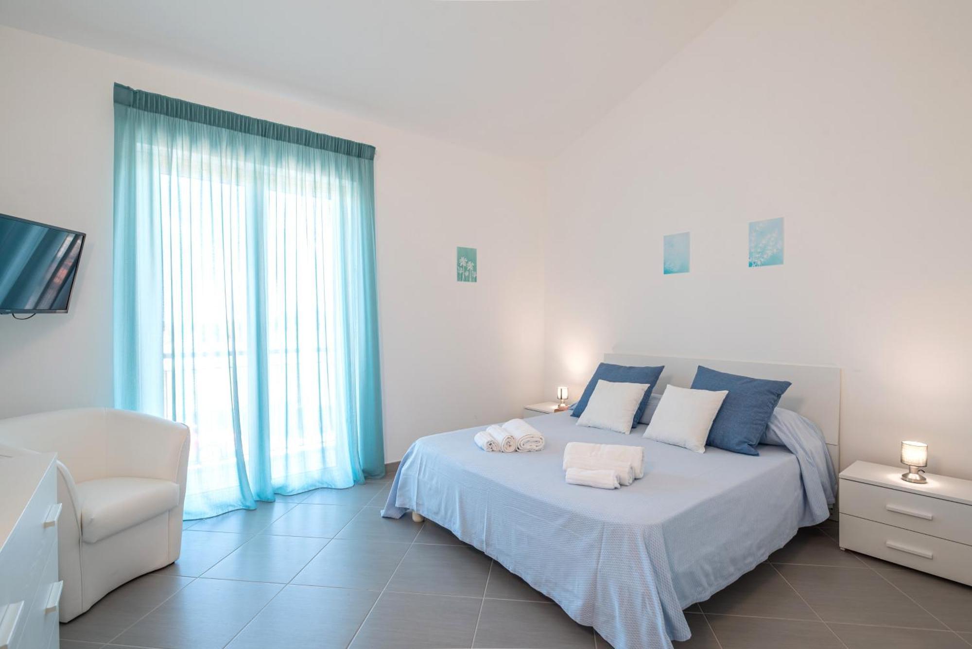 Icaro Residence Apartments With A Beautiful Pool SantʼAgata di Militello Exterior foto